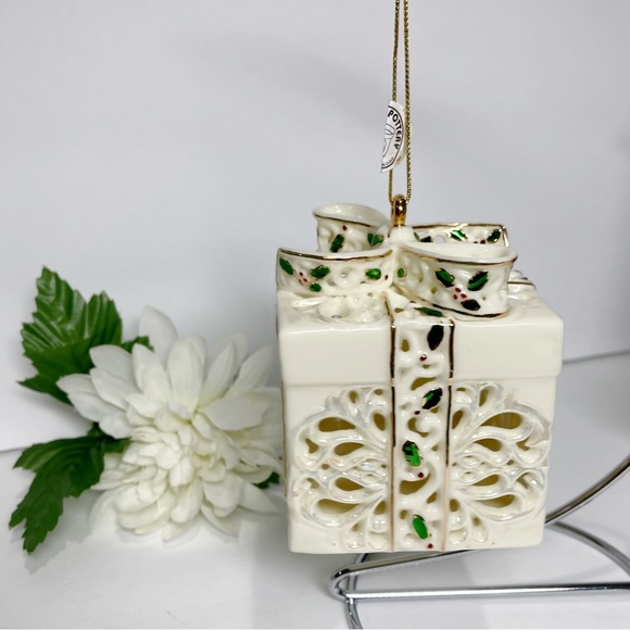 Craven Pottery Iridescent Ivory Perforated Gift Box Ornament Holly Accents NEW - Picture 2 of 9